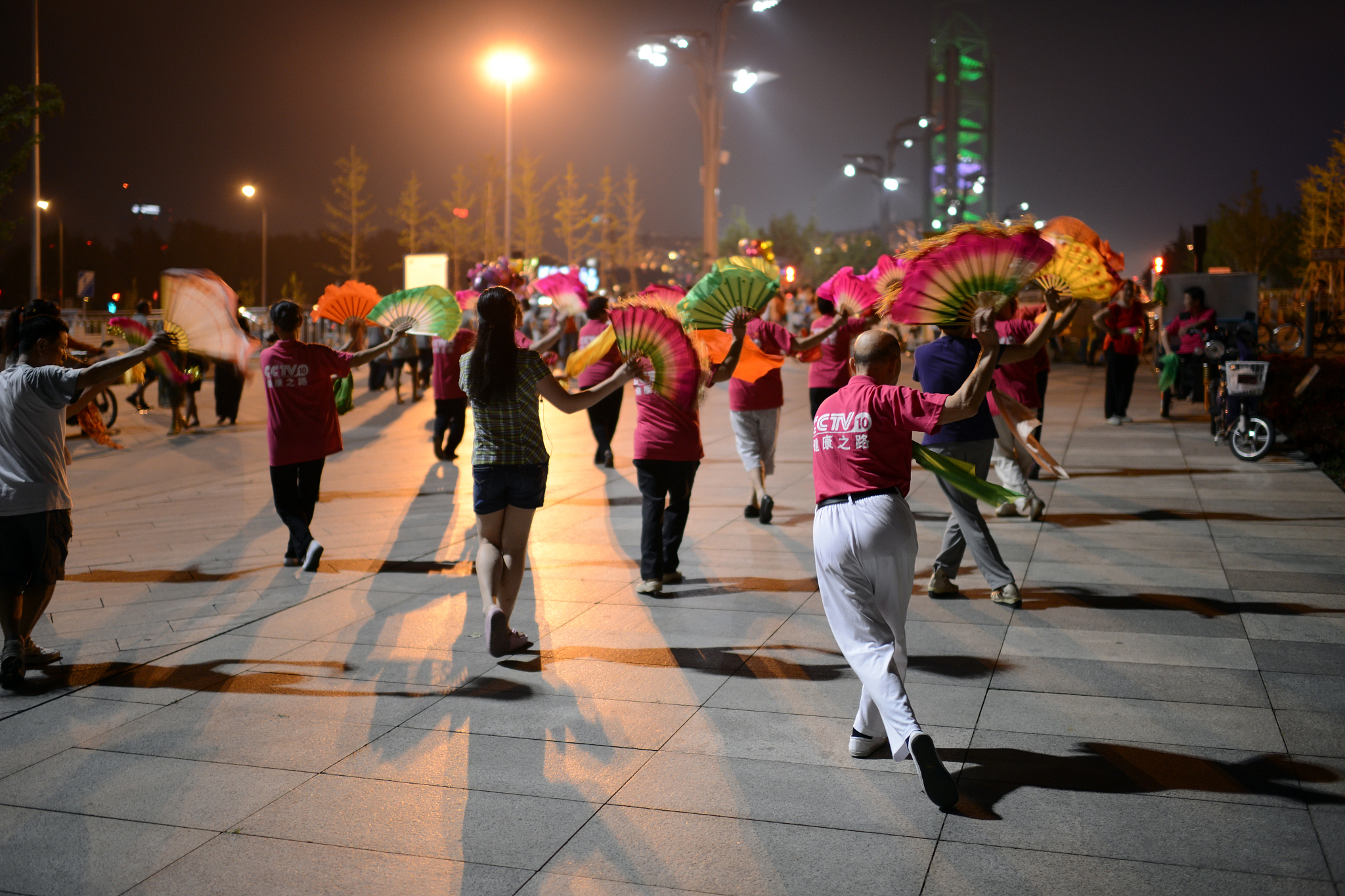 J6iocNnj92QPPRK-许多中国人在晚上跳舞“新年轻人”-XXXLarge