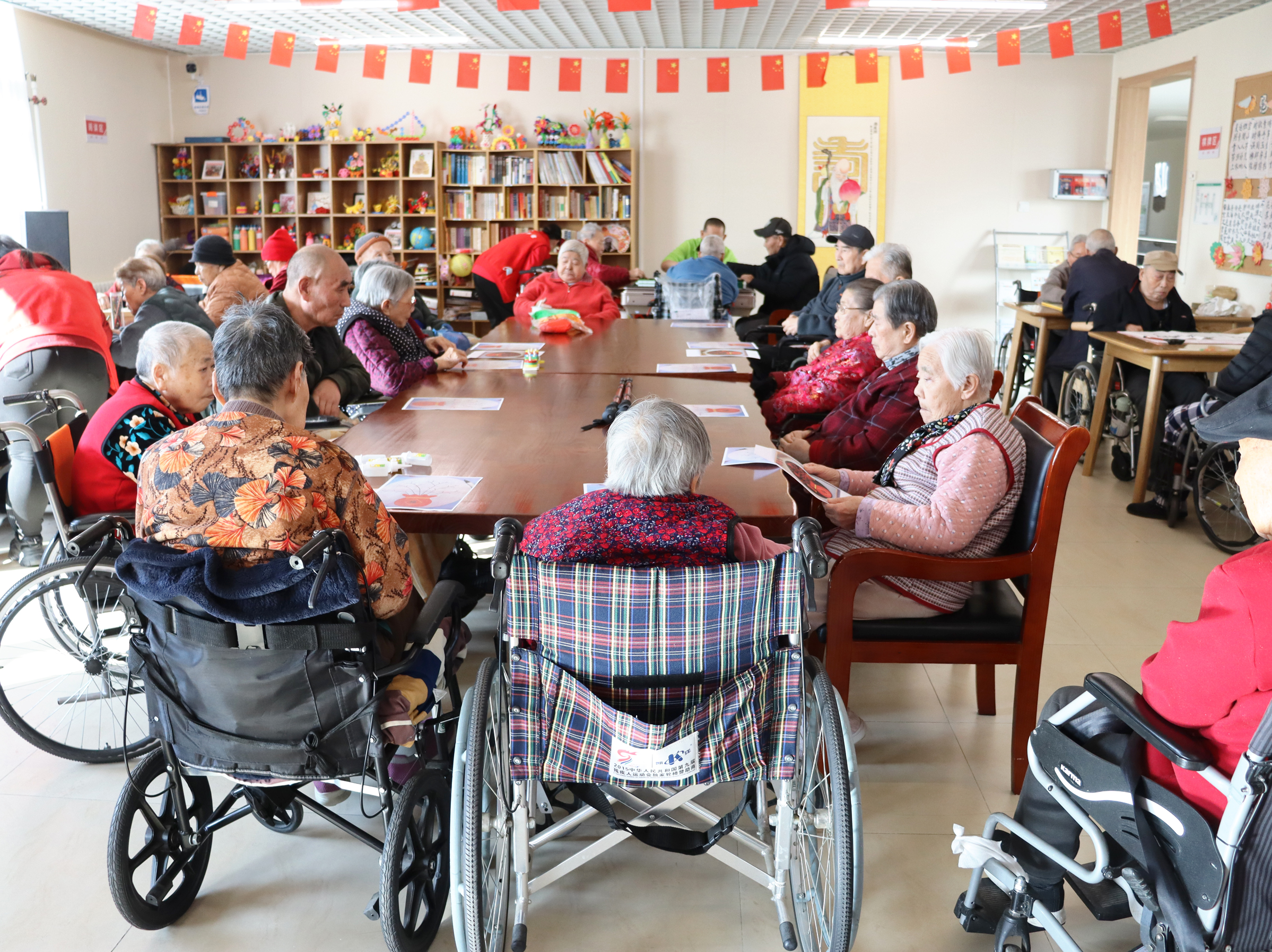 指尖生暖，岁月含情——亿生集团敬老活动温情纪实